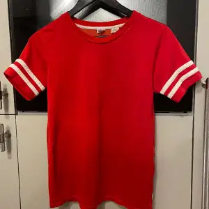 Röd t-shirt från Levis i storlek xs. Tröjan är normal i storleken. Den är i bra använt skick utan fläckar, hål eller noppor.