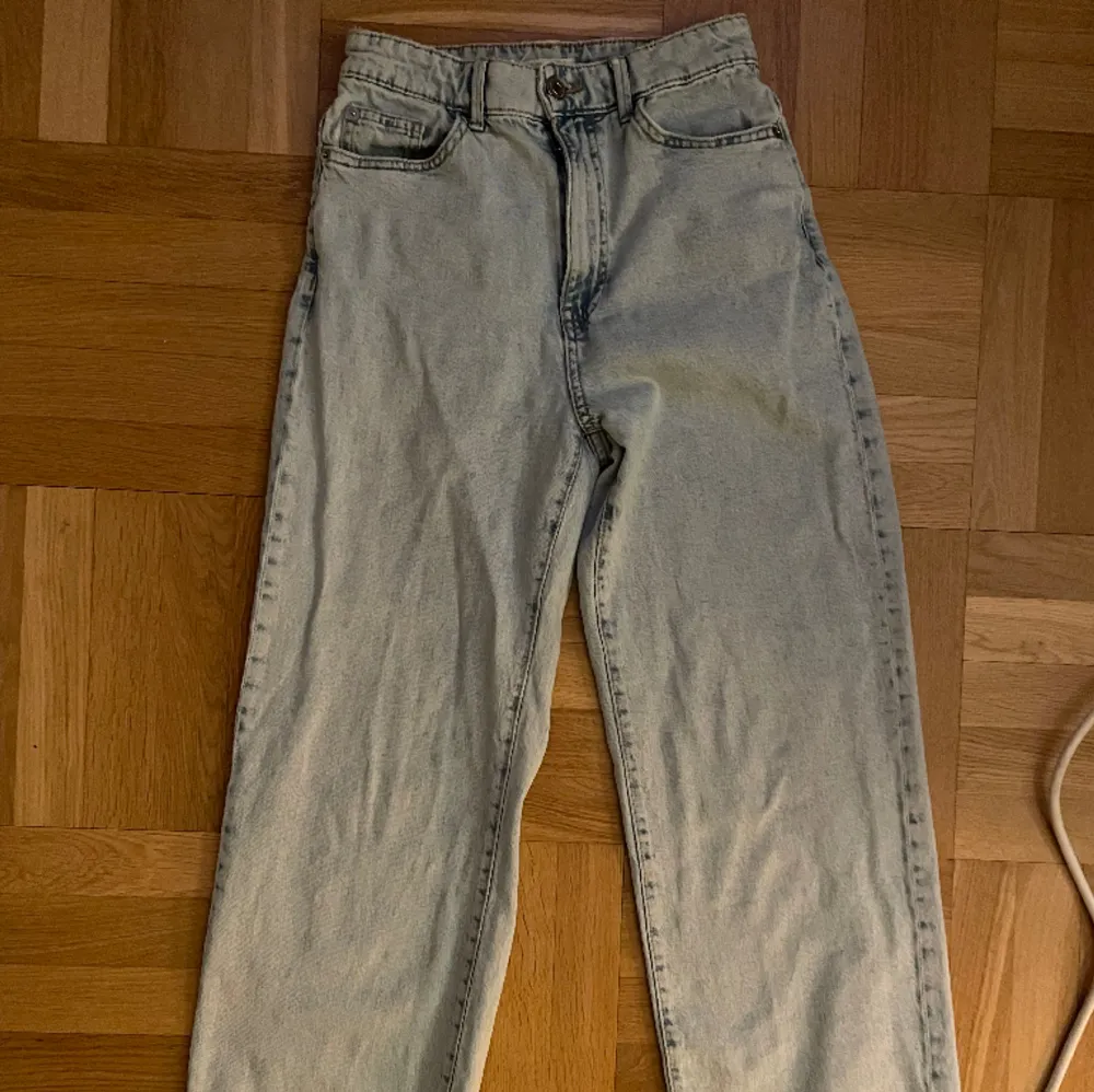 Köpta för ca 2 år sedan men har inte använt på ett år. Skriv för fler bilder. Priset kan diskuteras. De är vida, midjan är hög men de går att dra ner. Köpta för 400kr. Jeans & Byxor.