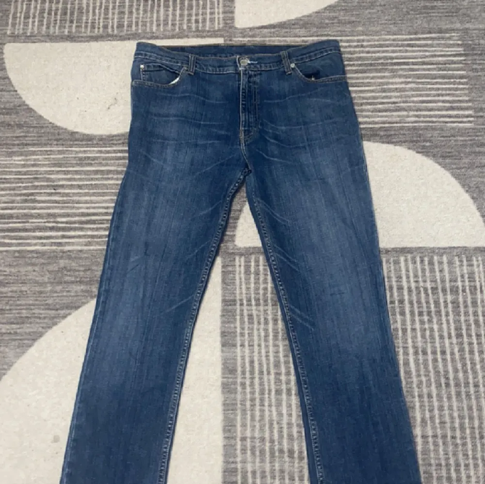 Ett par Levis jeans lite osäker på modell men i strl 34/32 priset är inte hugget i sten vid snabb affär skriv dm vid frågor. Jeans & Byxor.