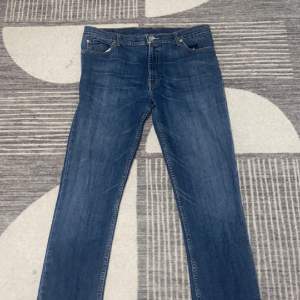 Ett par Levis jeans lite osäker på modell men i strl 34/32 priset är inte hugget i sten vid snabb affär skriv dm vid frågor