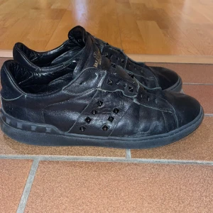 Valentino skor - Skick 7/10 använt endel med gånger Köpte på hemsidan så äkta ( ny pris 7000) men säljer billigt pågrund av kvaliten. Kvaliten 6.5/10 använt endel med gånger. Kan sänka pris vid snabb affär. Först till kvarn!!