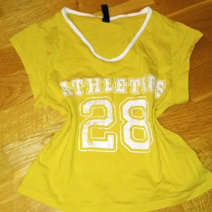 Gul croptop - Gul croptop i storlek xs. Ser sliten ut på trycker men var egentligen köpt så. Storlek xs. 