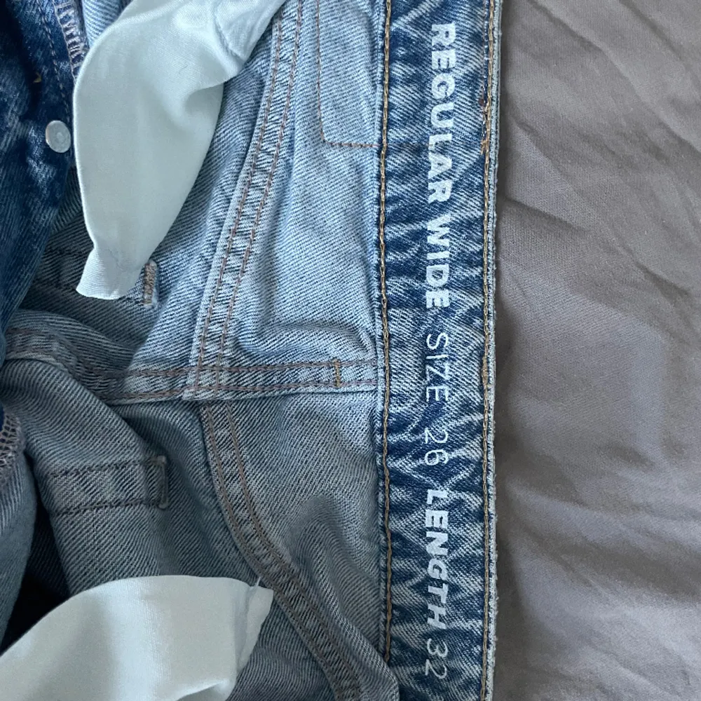 Säljer mina oanvända bikbok byxor som inte kommit till användning. Jeansen är i stl 26 så det är typ som en S. Går nedanför hälarna, är 170 cm. Nypris var 599kr😛. Jeans & Byxor.