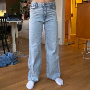 Lindex jeans  - Ljusblåa, highwaist jenas från Lindex. Lite slitet i kanten men i övrigt bra skick. Säljs pga att de är för små. Pris hår att diskutera.