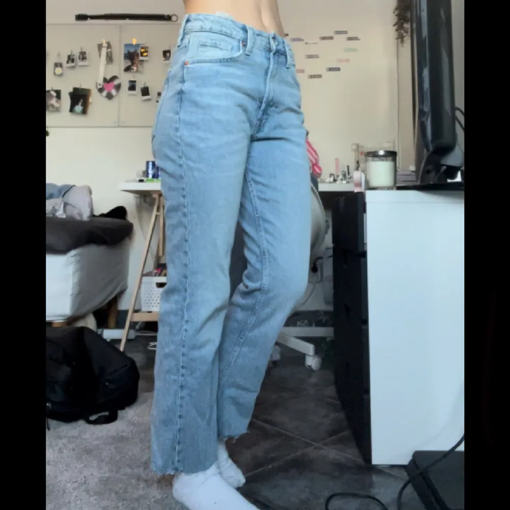 Mid waisted blåa jeans med cropped längd, använda 1-2 gånger, som nya. Köpare står för frakt :) . Jeans & Byxor.