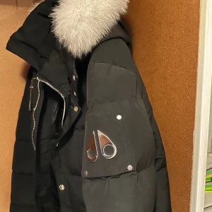 Moose knuckles jacka - Sprilans nya moose knuckles jacka. Har haft den på mig ett par gånger men det är it e direkt min stil. Träffas bara inga frakt 