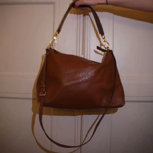 012 - Säljer vår super fina väska med två olika band 💘💘köparen står för frakt kan mötas upp på Kungsholmens gymnasium 