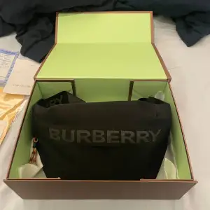 Säljer denna burberry mag/axelväska Prima kondition  Fint läder på insida och utsida, kommer med box, påse osv.  Har fler bilder!