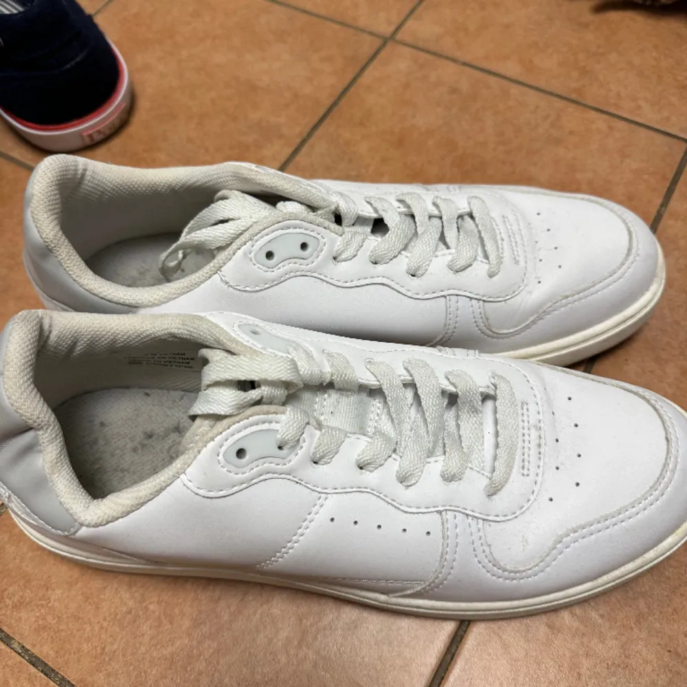 Vita Sneakers storlek 42  Säljs för 250kr.. Skor.