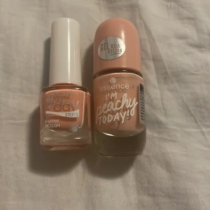 Nagelack - Säljer dessa nagellack pga att jag inte är nöjd med färgerna och inte målar naglarna. Ena är har en lite varmare ton medans den andra har en kallare ton. Båda för 100kr. Fast pris! Aldrig använda!