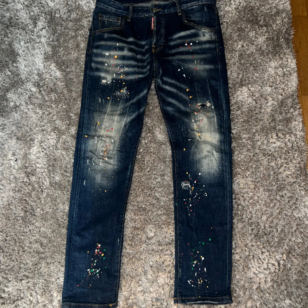 Dsquared Jeans i storlek 50 (L) 32x32 Väldigt tighta passar mig i storlek M Knappt använda o väldigt fräscha. Jeans & Byxor.