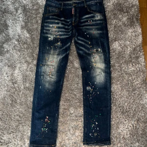 Dsquared Jeans - Dsquared Jeans i storlek 50 (L) 32x32 Väldigt tighta passar mig i storlek M Knappt använda o väldigt fräscha