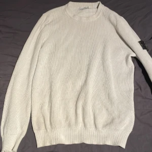 Stone Island tröja - Tjena! Säljer min stickade Stone Island tröja i storlek M med fint skick, modellen på tröjan heter Ribbed soft cotton och kostar ca 4000 kr nypris.