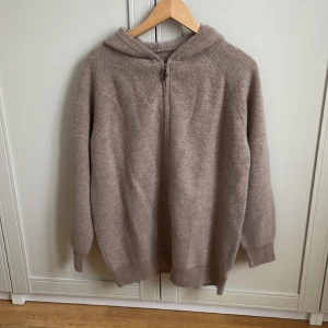 Säljer cashemir Hoodie  - Säljer min cashemir Hoodie för att den va för stor på mig det e i storlek s-m i herr påse får man till. Änvänd bara i 1 sek pris kan diskuteras via plick