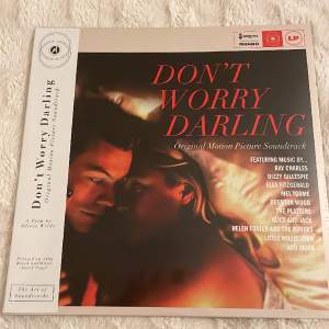 Säljer denna limited edition Don’t worry darling vinyl. Skivan är oanvänd och i nyskick.