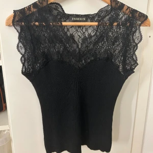 Spetstopp - Säljer denna skitsnygga spetstoppen köpt på missäy då den inte kommit till användning. Står ingen storlek men skulle säga att den passar allt emellan XS-L beroende på önskad passform. Nyskick, pris går att diskutera!! 💗