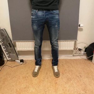 Diesel ripped jeans - Skick 9/10, modellen är 185cm. Strl;29/32 men passar större! Nypris runt 1800 mitt pris 599. Dm föf ytterligare frågor!