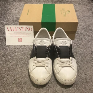 Valentino skor - Valentino open for a change. Storlek: 40 fits 41. Fint skick. Tillkommer box och kort till dem. Vid fler frågor/bilder är det bara och höra av sig! 