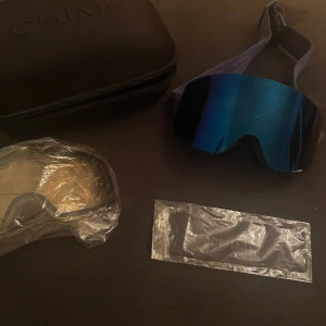 Chimi skidglasögon  - säljer mina chimi skidglasögon som jag köpte förra året. de har används 1 gång (se bild) det ingår även fodral & ett annat glas samt ”trasa” ifrån chimi. de finns få defekter (kontakta mig privat för frågor). priset kan diskuteras & sänkas ❣️❣️❣️❣️