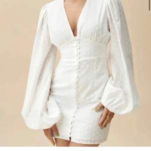 Säljer en liknande super fin vit klänning från Gina tricot💕perfekt till sommaren och super fin till studenten💕den är använd en gång och säljer den då den är för stor för mig💕kopte i somras så den finns inte kvar men köpte för 500kr 