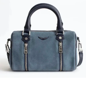 Zadig väska❤️‍🔥 - Tror jag ska sälja min zadig&voltaire väska köpt här på Plick❤️‍🔥 Den är något sliten i mockan men ändå bra skick☺️ Lånad bild från förra ägaren. Pris kan diskuteras 