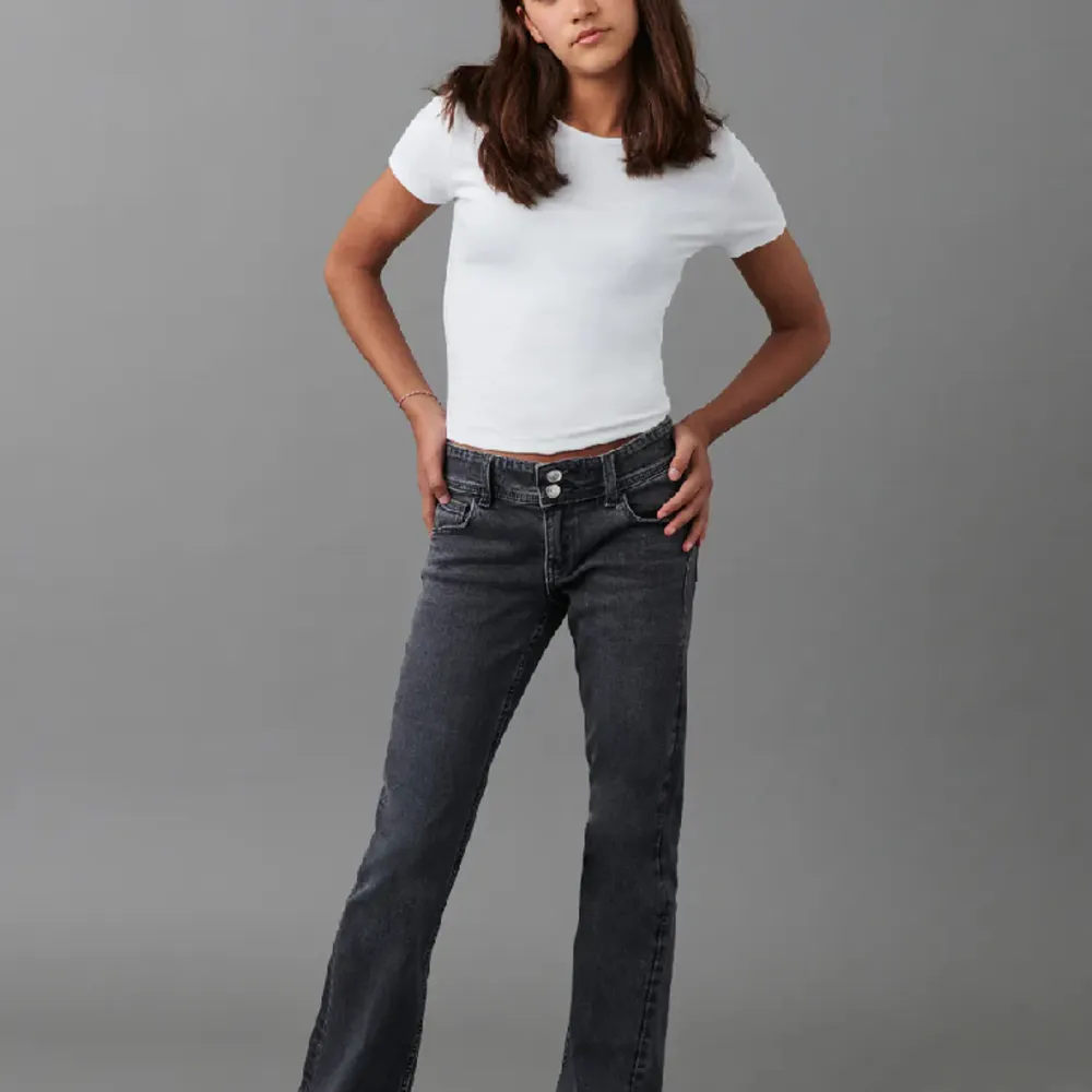 Jätte snygga jeans i storlek 152💕 nersydda ( skriv privat för bilder på mina)💕. Jeans & Byxor.