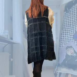 Lång mockaväst - Vintage väst av ihoplappade mockabitar, riktiga 60/70-talsvibes. Den är lös på mig som är storlek S, passar nog bra på storlek M eller L :)