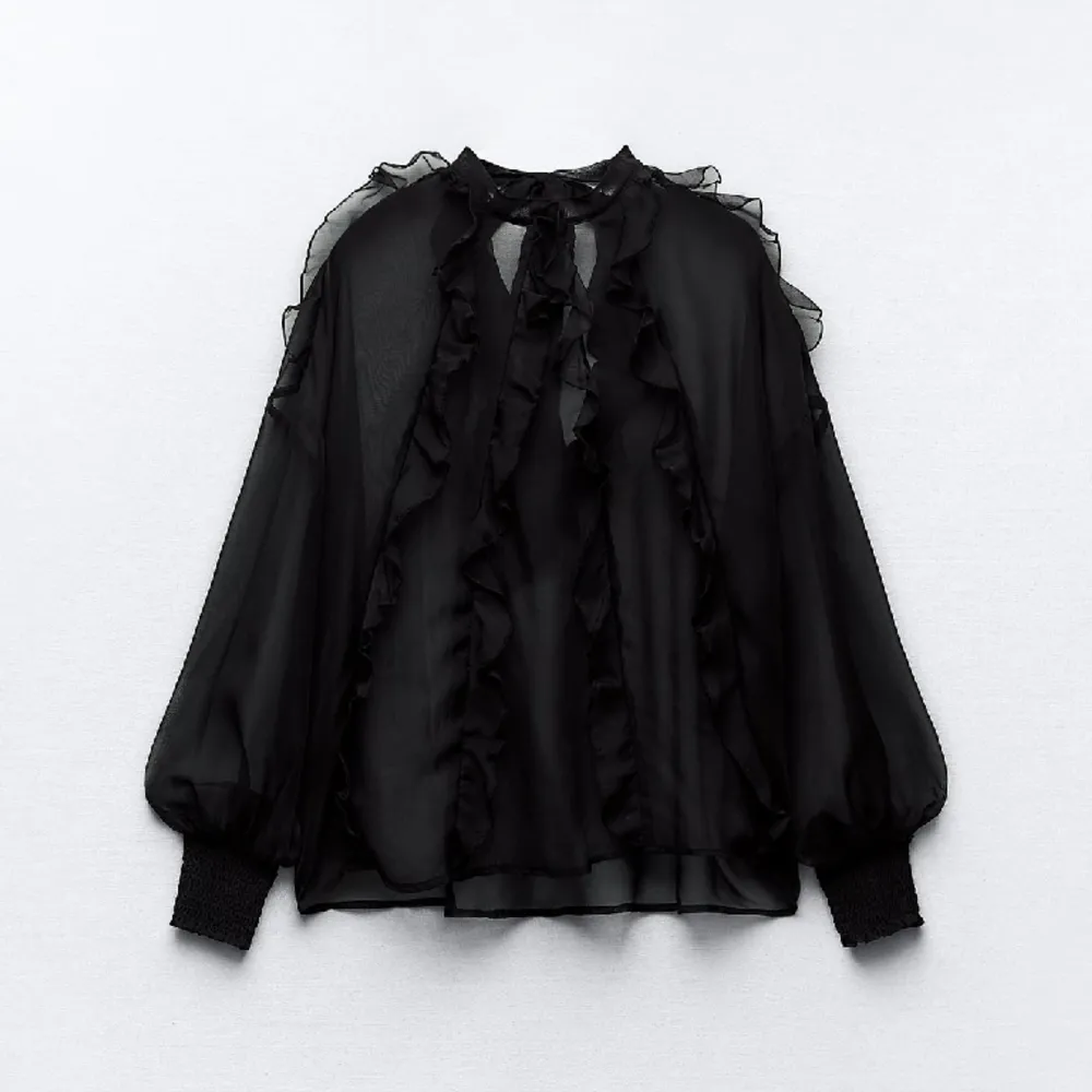 Köpt på Zara. Så snygg med svart linne under. Helt slutsåld och aldrig använd 🖤🖤 passar XS-S. Blusar.