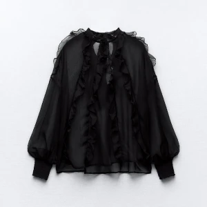 Svart blus - Köpt på Zara. Så snygg med svart linne under. Helt slutsåld och aldrig använd 🖤🖤 passar XS-S