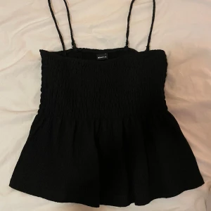 Svart linnetopp - Svart topp som även funkar som kortare kjol💓 banden går att ta av🎀 Passar mig som brukar bära S