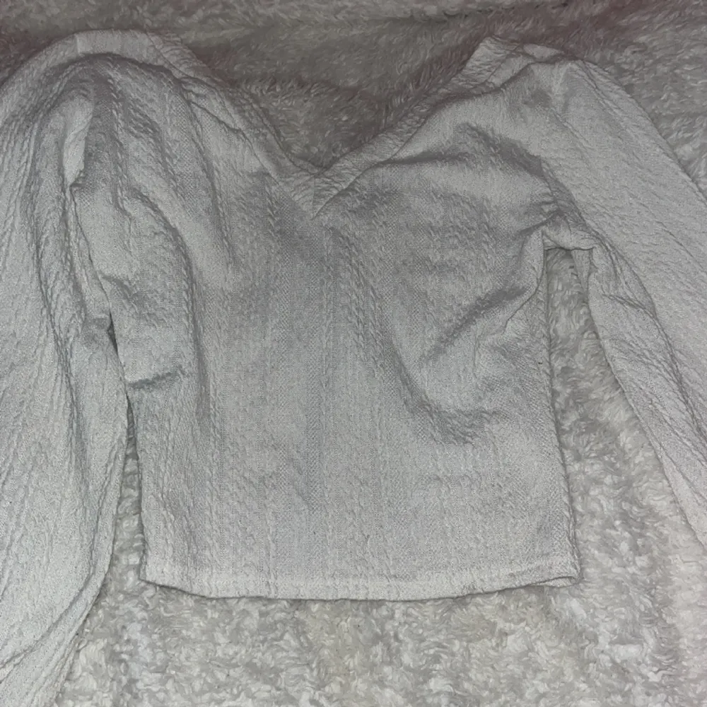 En elegant v-ringad tröja med ett gavel stickat mönster på. (Inte stickad)🤍🤍🤍🤍🤍🤍. Tröjor & Koftor.