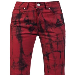 Röda jeans - Säljer dessa SKIT COOLA lågmidjade/ mid waist röda jeansen😍😍😍😍dom är super sköna o stretchiga, endast använda två/ tre gånger så de ör som nya!❤️säljer pga, de kommer inte till användning🥰ord pris 600kr