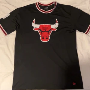 New Era Chicago Bulls T-shirt - Riktigt snygg bulls t-shirt från kennedies. Varsamt använd. Storlek XL men skulle säga att den sitter mer som en L. Trycket är sytt så det slits inte i tvätten Nypris 700:-