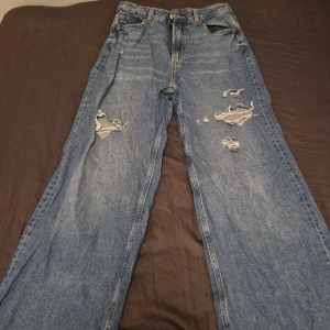 Baggy Jeans Divided H&M storlek 38 - High Waist Baggy Jeans. Är helt ny och inte använt. 100% Bomull Denmin 