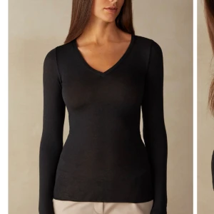 Cashmere tröja från intimissimi  - Säljer en helt oanvänd intimissimi tröja med prislappen kvar på. Köpte i paris så därför jag inte kunnat lämna tbx den, säljer den då den inte passa mig💗 köpt för 449