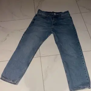 Jeans i modellen space relaxed från weekday, aldrig använda och därav i nyskick!  Nypris 600kr