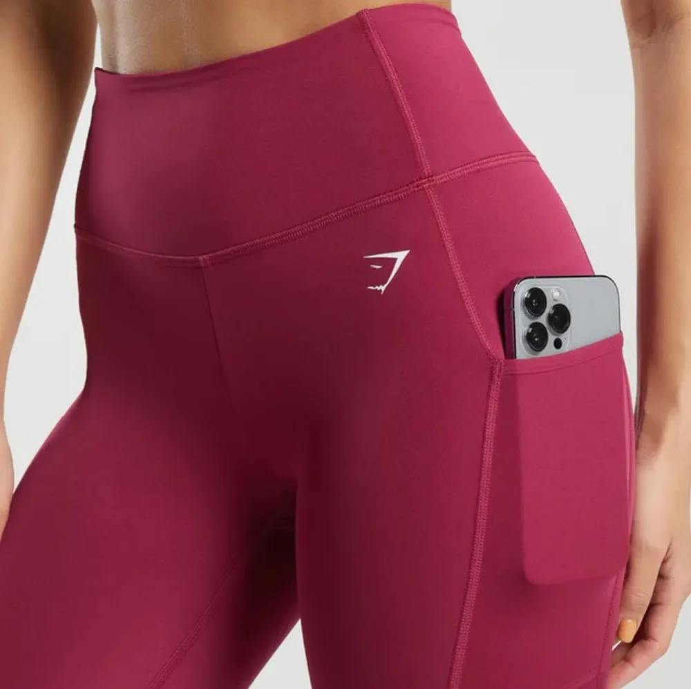 Gymshark Pocket leggings, helt oanvända. Brukar vara mellan storlek s-m och dessa passade mig❤️ Ordinarie pris 500kr. Jeans & Byxor.