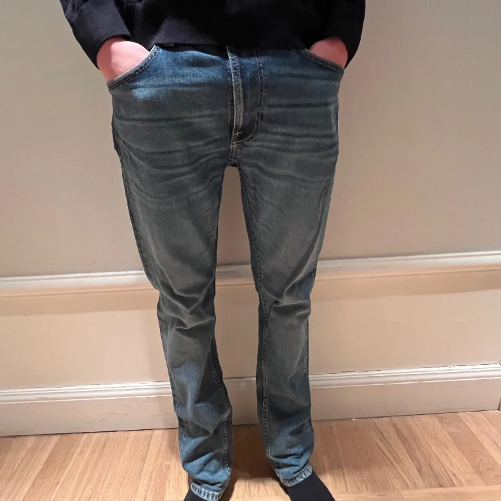 Säljer mina nudie jeans, använda max 10 gånger. Längd 32, midja 31. Inga defekter. Passar mellan 180-190 cm. Hör av er vid frågor😎Köpta i affär för 1600 kr. Jeans & Byxor.