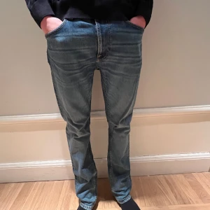 Schyssta nude jeans🤙🏽 - Säljer mina nudie jeans, använda max 10 gånger. Längd 32, midja 31. Inga defekter. Passar mellan 180-190 cm. Hör av er vid frågor😎Köpta i affär för 1600 kr