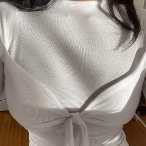 Lånade bilder! Superfin liatz tröja i storlek s i vit Aldrig använd med prislapp Ord 729kr