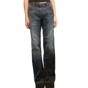 Tom Tailor mörkblå jeans relaxed fit i bra skick. Storlek 33/32. Midwaist. Säljer för lite stora på mig. Midjemått ca. 86 cm och innerbenslängd ca. 75 cm.