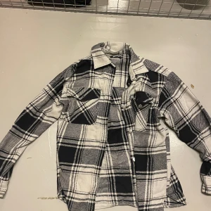 Rutig jacka/skjorta - en snygg jacka som kan användas på olika sätt!  Storlek M men passar även S för en liten oversized look! Använd fåtal gånger så i bra skick🤗
