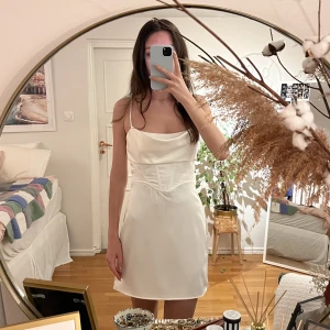 Vit klänning - Superfin, vit satinklänning från Zara med en korsett-detalj. Storlek XS. Aldrig använd med prislappen fortfarande på. Använd gärna köp nu-funktionen🌸