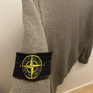 Stone island  - Säljer nu min stickade Stone island tröja som inte kommer till användning  Skick 9/10 Nypris ligger runt 4500kr Priset kan diskuteras vid snabb affär 