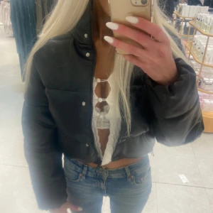 Zara vinterjacka  - Oanvänd varm dunjacka från Zara som  värmer upp till -15 grader , Nypris 699.