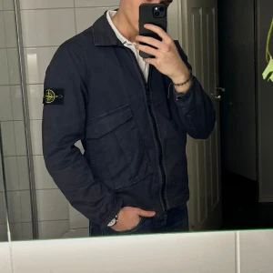 Stone Island Jacka  - Tvärfet vintage liknande Stone Island jacka i storlek M som jag inte har användning för längre, skick -8/10 nypris ligger på ca -3300kr, säljer för -1600, hör av dig vid intresse eller om du har fler frågor 😊priset är ej hugget i sten!
