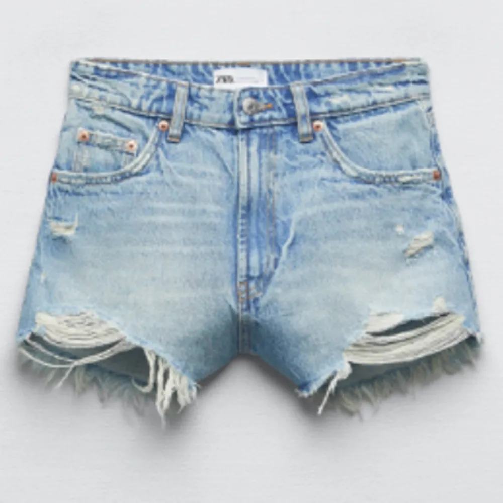 Säljer dessa jättefina jeans shorts från ZARA, aldrig används!💞. Shorts.