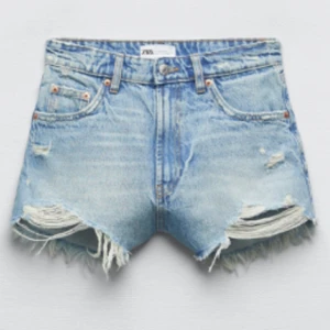 Jeans shorts  - Säljer dessa jättefina jeans shorts från ZARA, aldrig används!💞