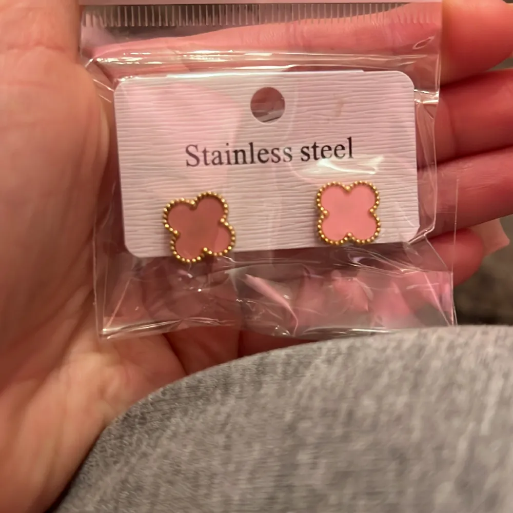 Säljer dessa fina rosa örhängen som aldrig kommit till användning de har bara legat i förpackningen sedan ja köpte de.. Accessoarer.