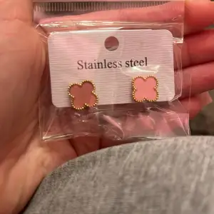 Säljer dessa fina rosa örhängen som aldrig kommit till användning de har bara legat i förpackningen sedan ja köpte de.